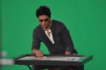 Shahrukh Khan snapped playing carrom at a tv shoot in Mumbai on 24th Sept 2013 (12).JPG